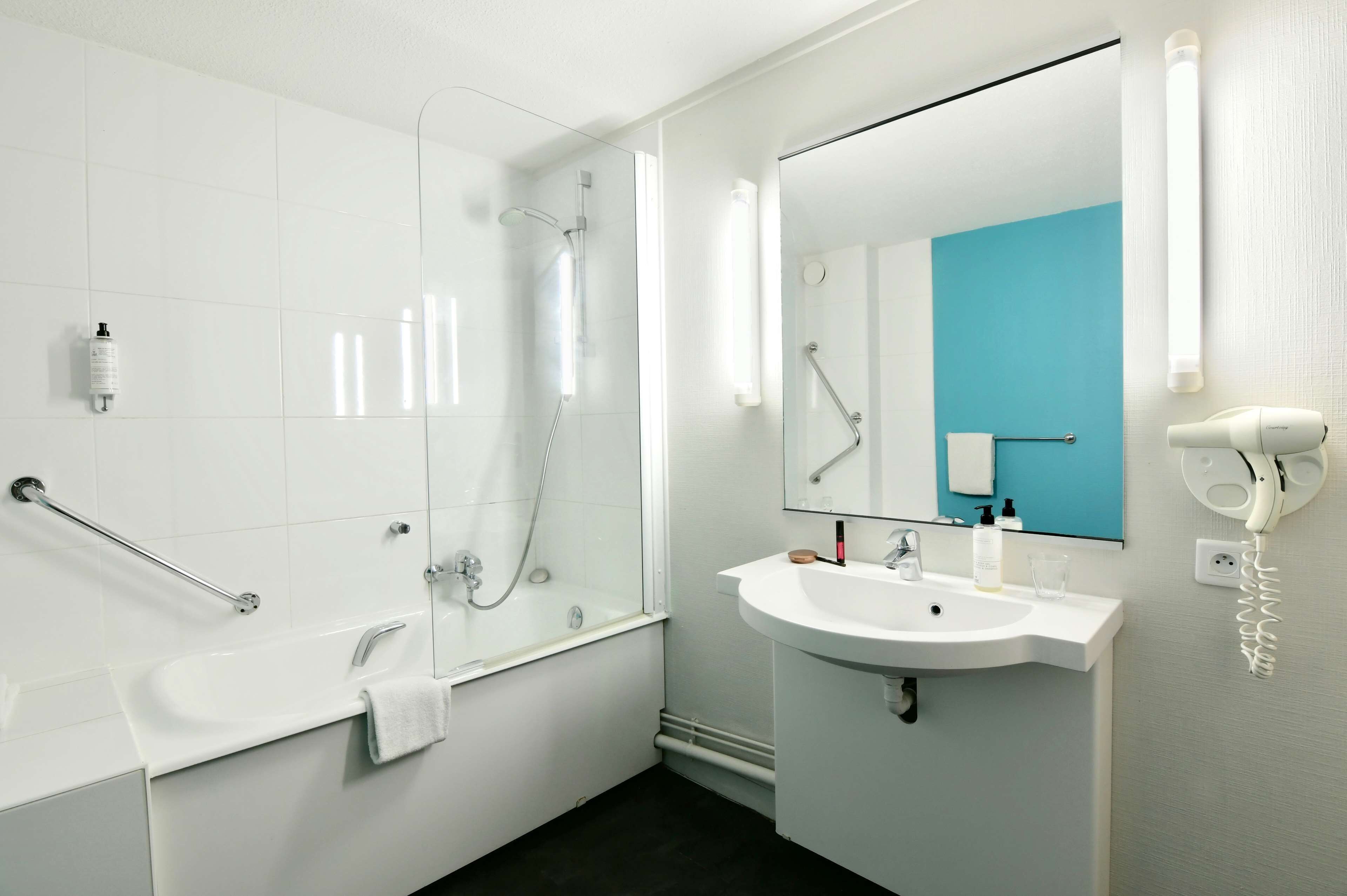 standard room, 2 single beds | accessible bathroom