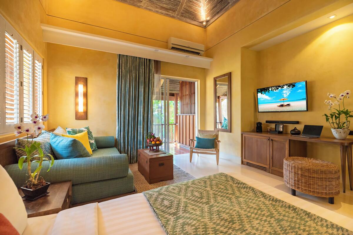Premium bedding, pillowtop beds, minibar, in-room safe