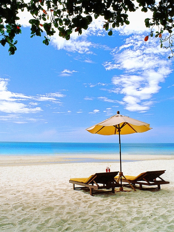 Na praia, guarda-sóis, toalhas de praia, bar na praia