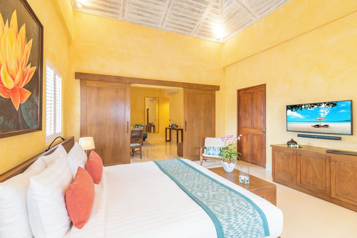 Premium bedding, pillowtop beds, minibar, in-room safe