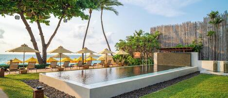 Piscine extérieure, parasols de plage, chaises longues