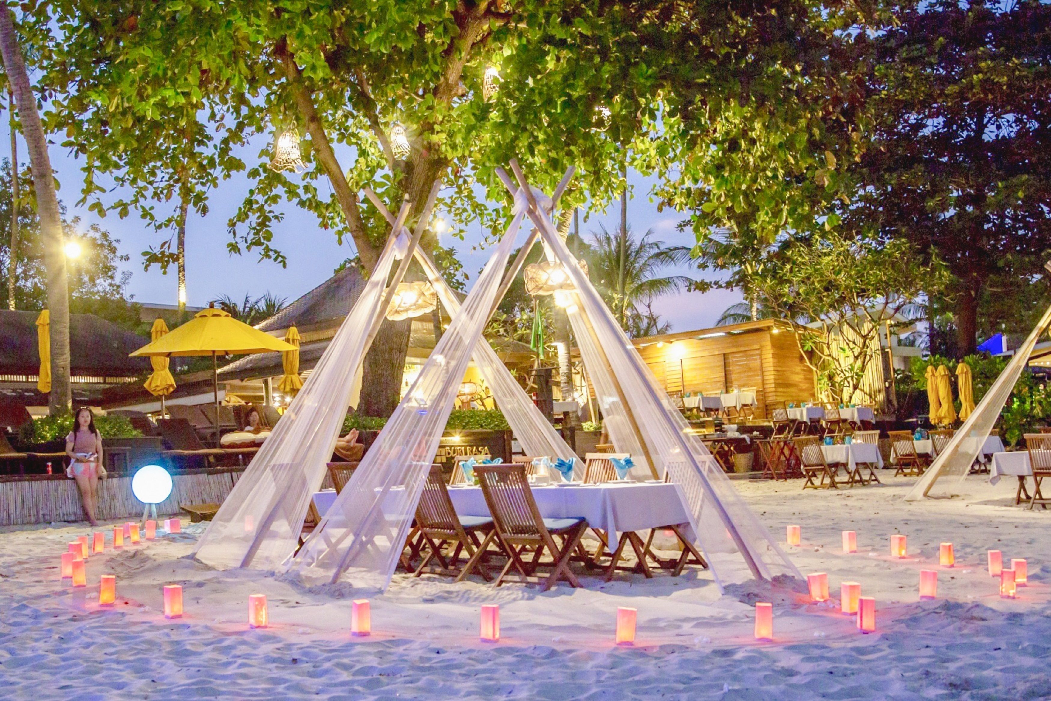 breakfast, lunch and dinner served