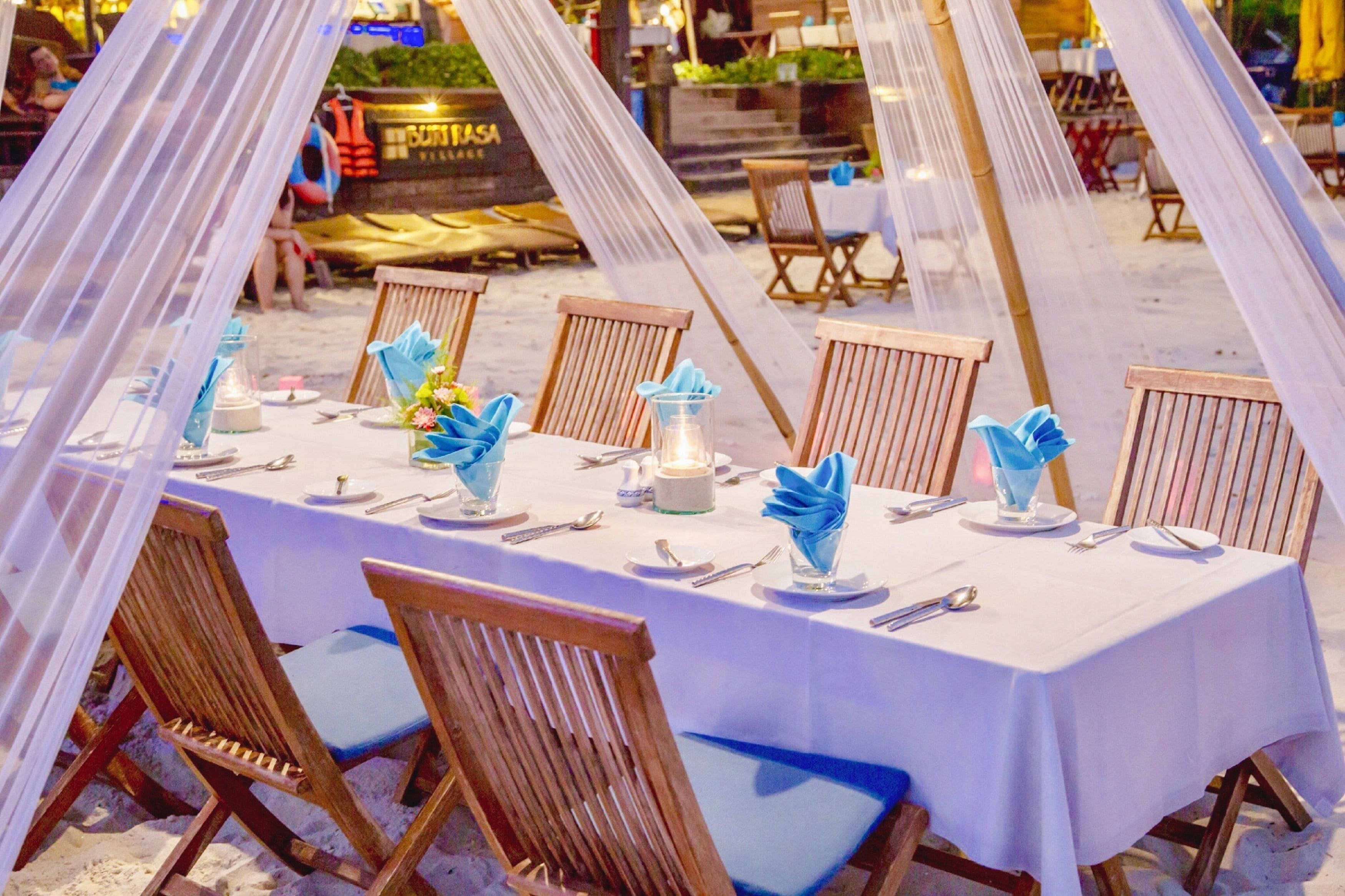 breakfast, lunch and dinner served