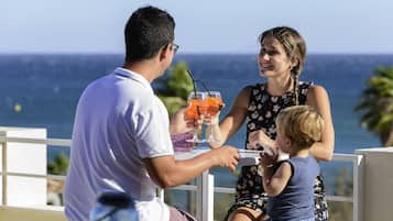 Se sirven comidas, cenas y cocina mediterránea con vista al jardín