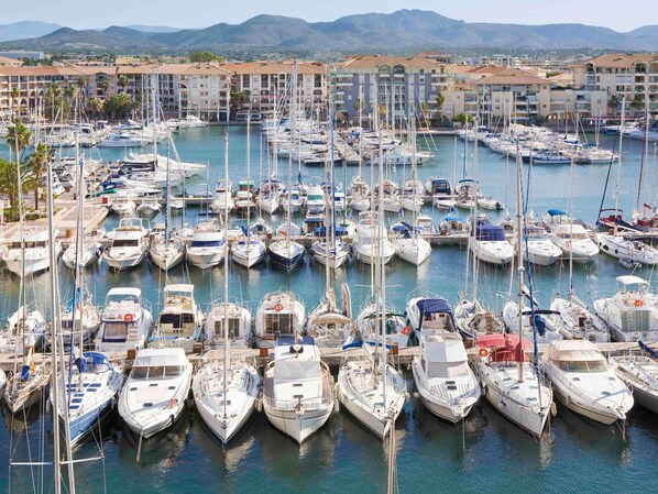 Classic Room, 1 Double Bed, Harbor View | Minibar, in-room safe, desk, soundproofing