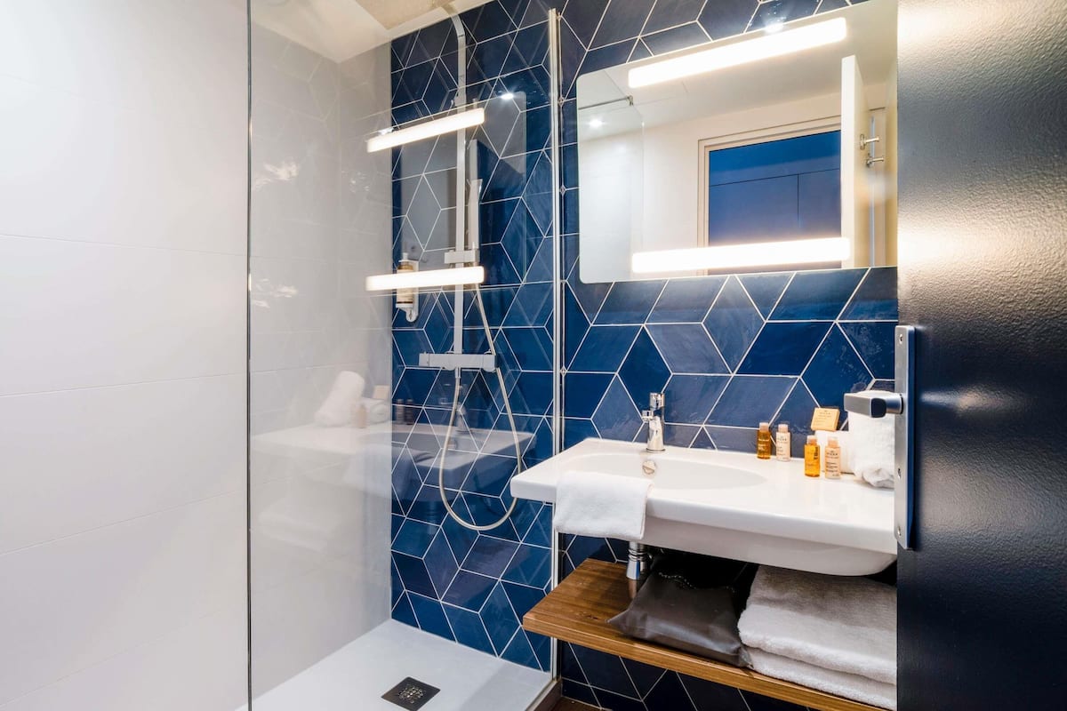 Minibar, caixa forta a l'habitació i escriptori