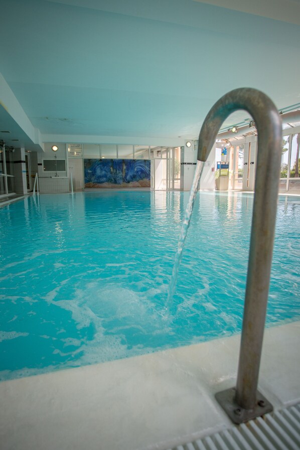 Seasonal outdoor pool, lifeguards on site