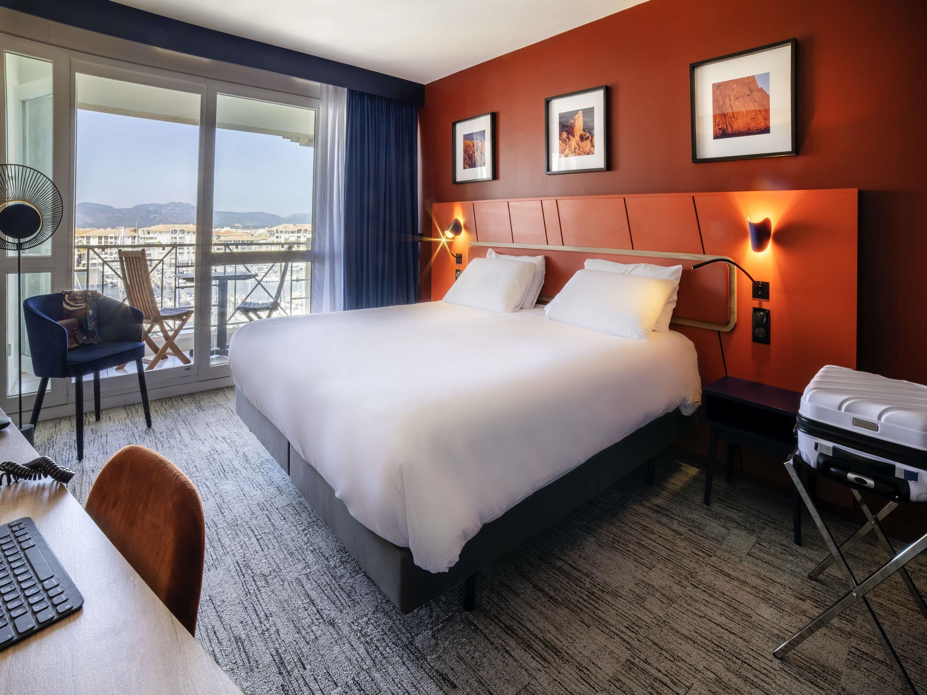 Een minibar, een kluis op de kamer, een bureau, geluiddichte muren