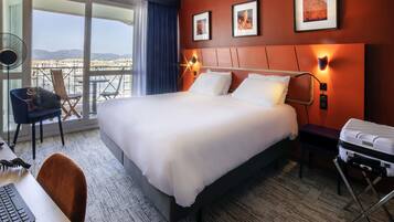 Een minibar, een kluis op de kamer, een bureau, geluiddichte muren