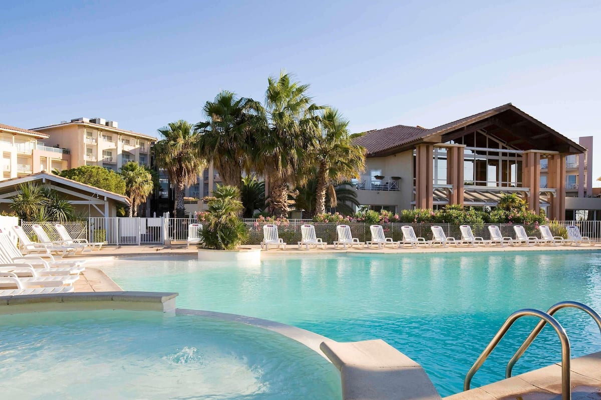 Minibaari, tallelokero huoneessa, työpöytä, äänieristys