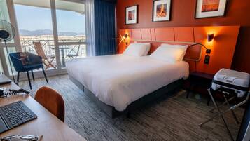 Klassieke kamer, 1 tweepersoonsbed, uitzicht op haven | Een minibar, een kluis op de kamer, een bureau, geluiddichte muren