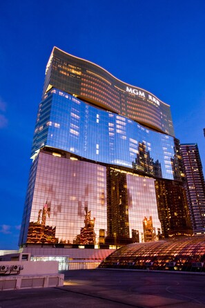 Vista frontal de la propiedad por la tarde o noche