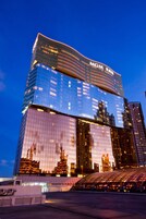 住宿正面 (夜晚)