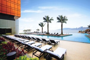 季節性室外泳池；08:00 至 20:00 開放；泳池傘、躺椅