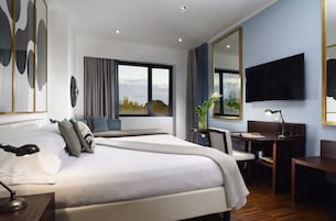 Dreibettzimmer | Hochwertige Bettwaren, Minibar, Zimmersafe, Schreibtisch