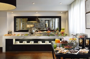 Petit déjeuner complet (14 EUR par personne)
