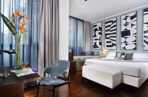 غرفة ثلاثية | أغطية فراش متميزة وميني بار وخزنة داخل الغرفة ومكتب