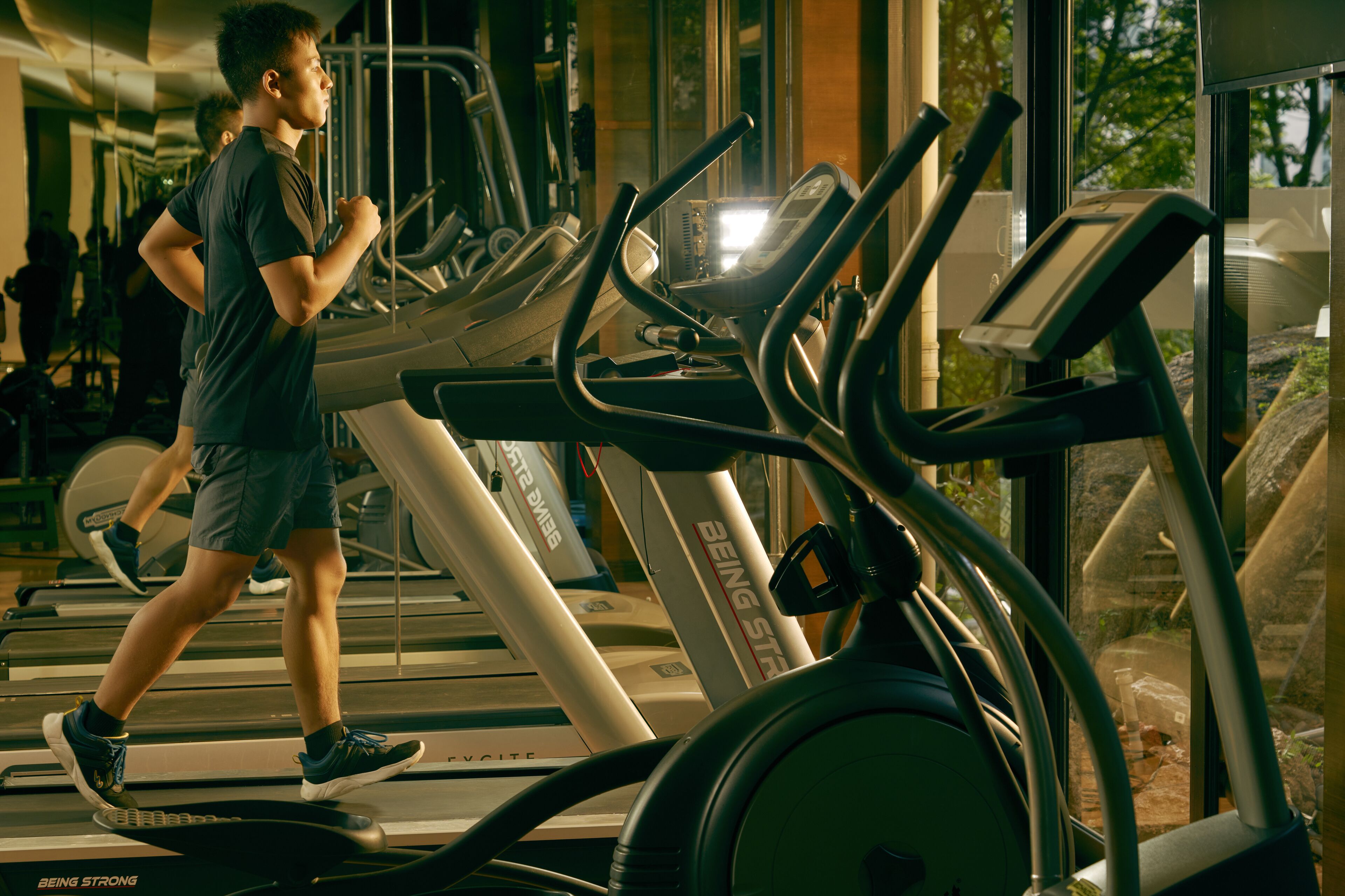 Ein Fitnessstudio mit Laufbändern und Trainingsgeräten.