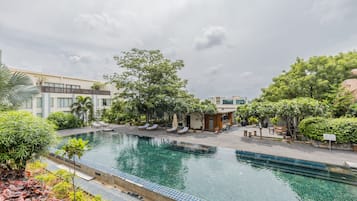 Piscina a l'aire lliure (horari: 07:00-19:00), para-sols i gandules