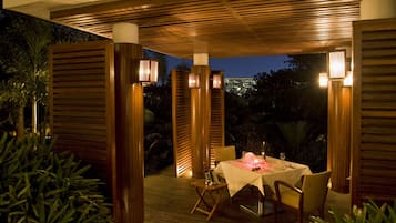 Ofereix vistes al jardí i s'hi serveixen esmorzars, dinars i sopars