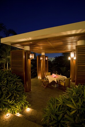 Breakfast, lunch, dinner served; international cuisine, garden views 