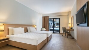 Grande Deluxe Twin Pool Access