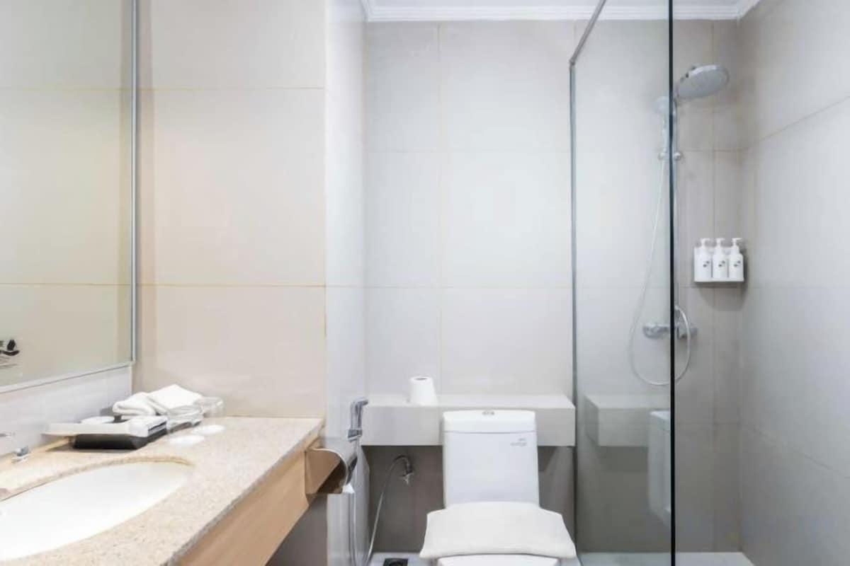 Ensemble douche/baignoire, articles de toilette gratuits, sèche-cheveux