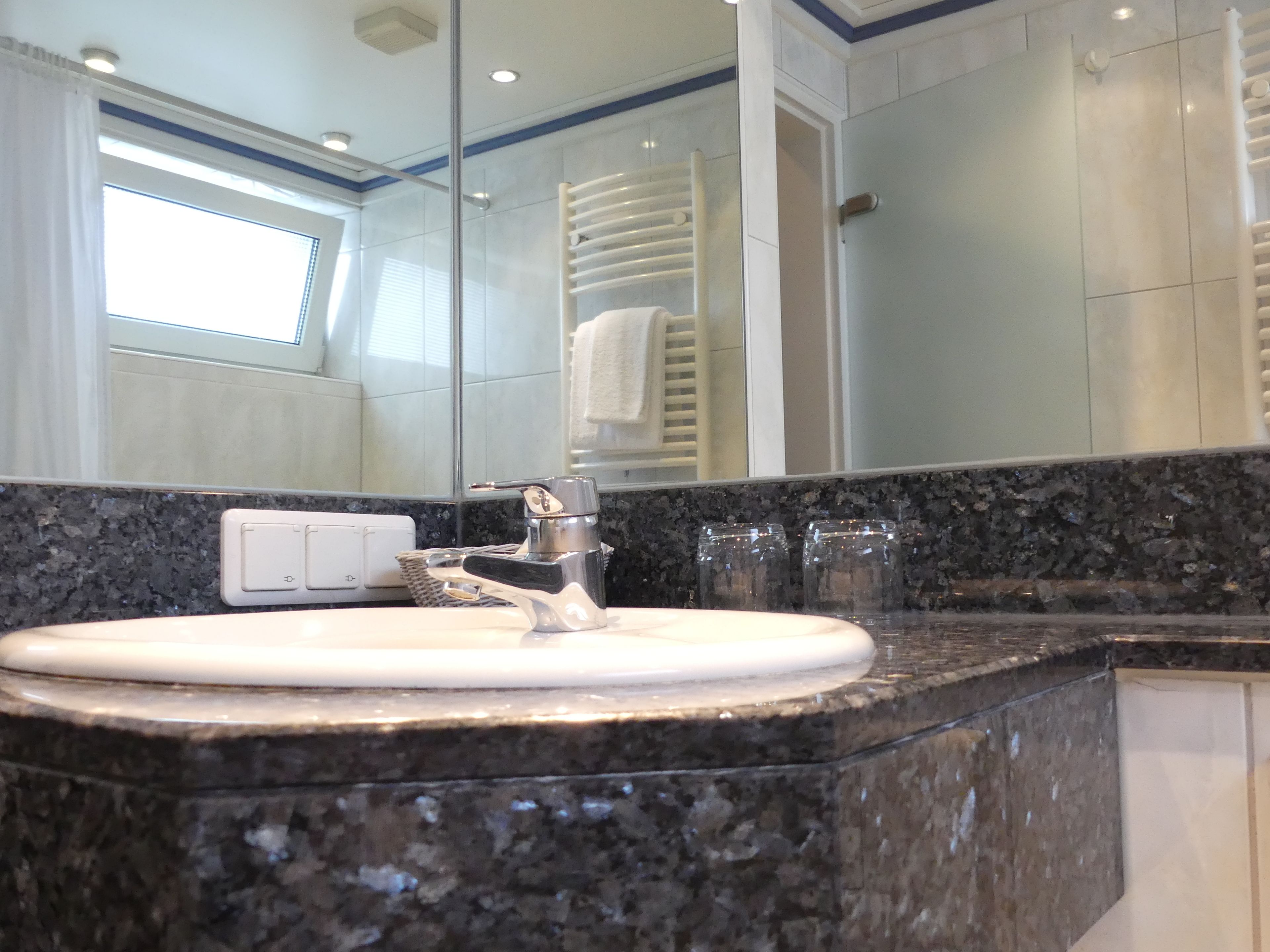 superior twin room | bathroom | combined shower/bathtub, free toiletries, hair dryer, towels