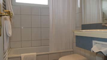 Deep-soaking bathtub