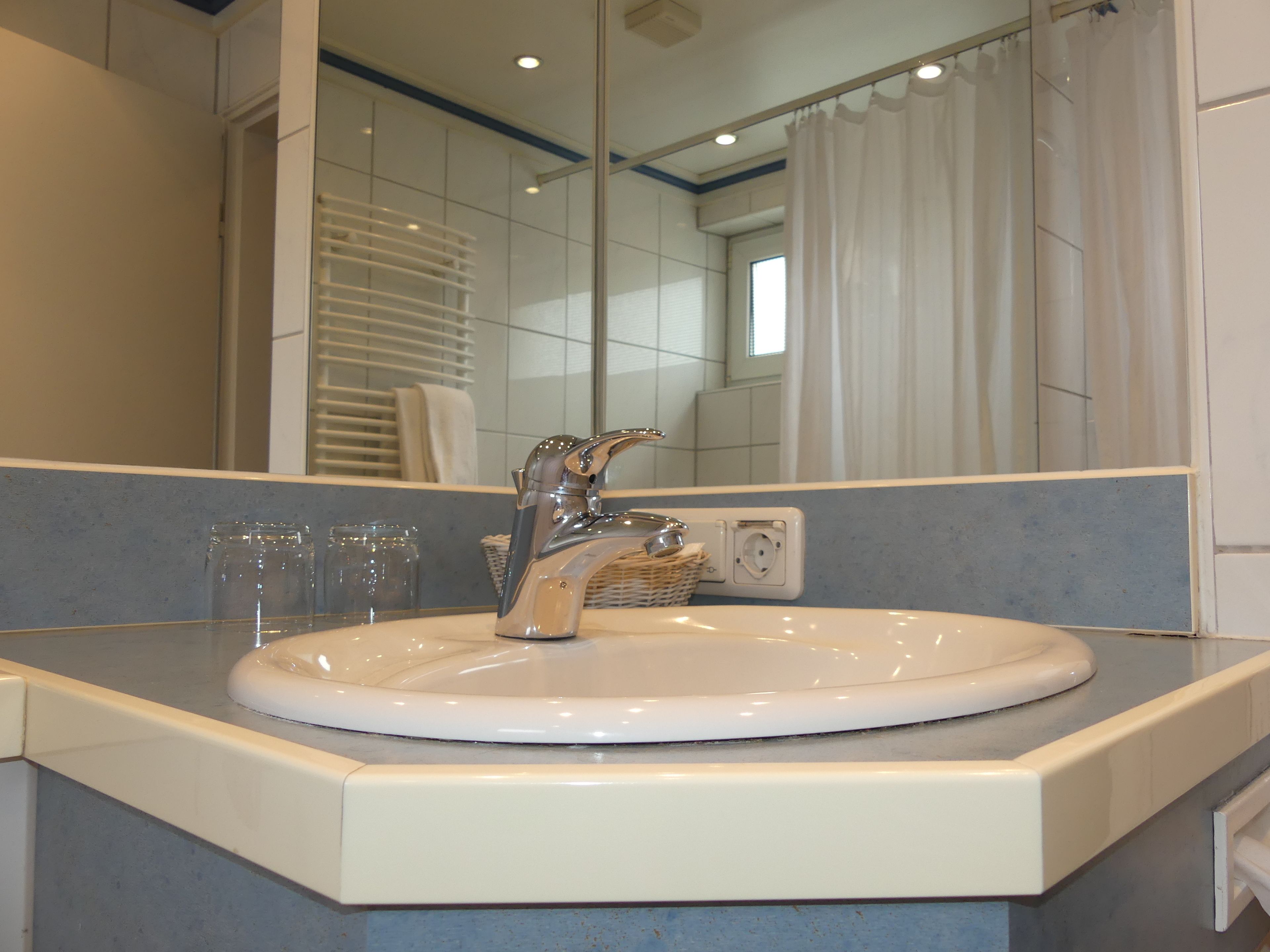 single room | bathroom | combined shower/bathtub, free toiletries, hair dryer, towels