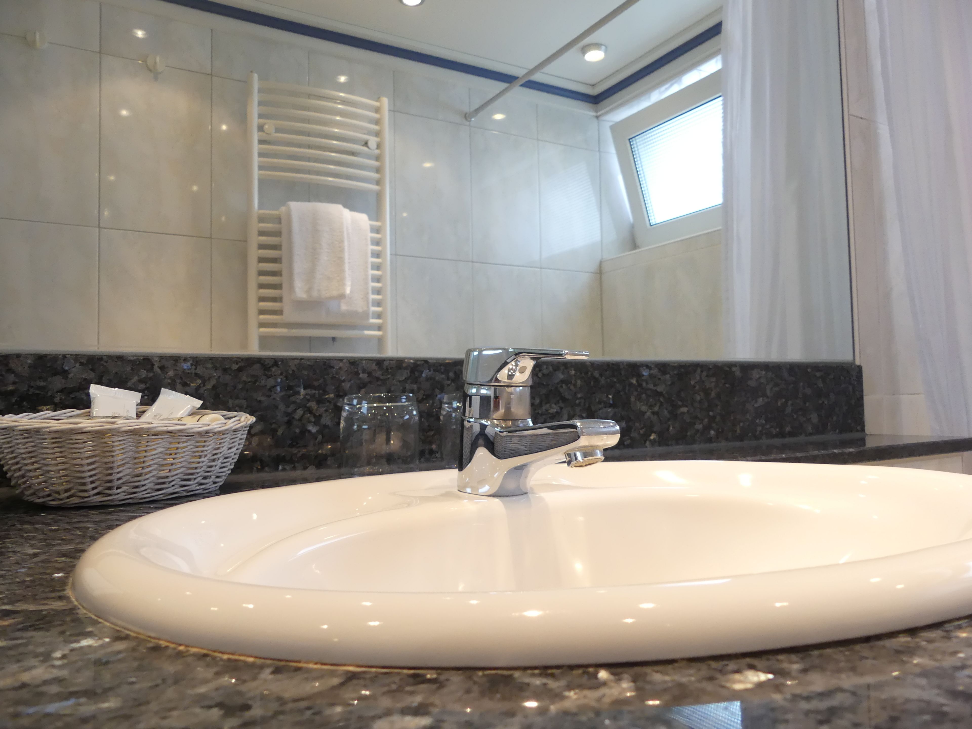 superior twin room | bathroom | combined shower/bathtub, free toiletries, hair dryer, towels