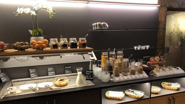 Un buffet de petit-déjeuner proposant une variété d’aliments et de plats.