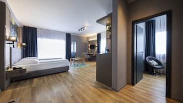 Habitación familiar | Ropa de cama hipoalergénica, caja fuerte, mobiliario individual