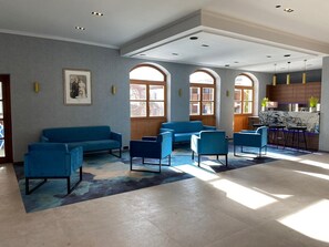 Lobby-lounge
