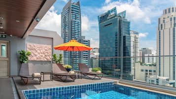 Outdoor pool, pool loungers