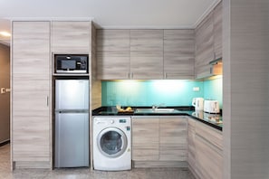 One Bedroom Premier | 専用キッチン | 冷蔵庫、電子レンジ、コンロ、コーヒー / ティーメーカー