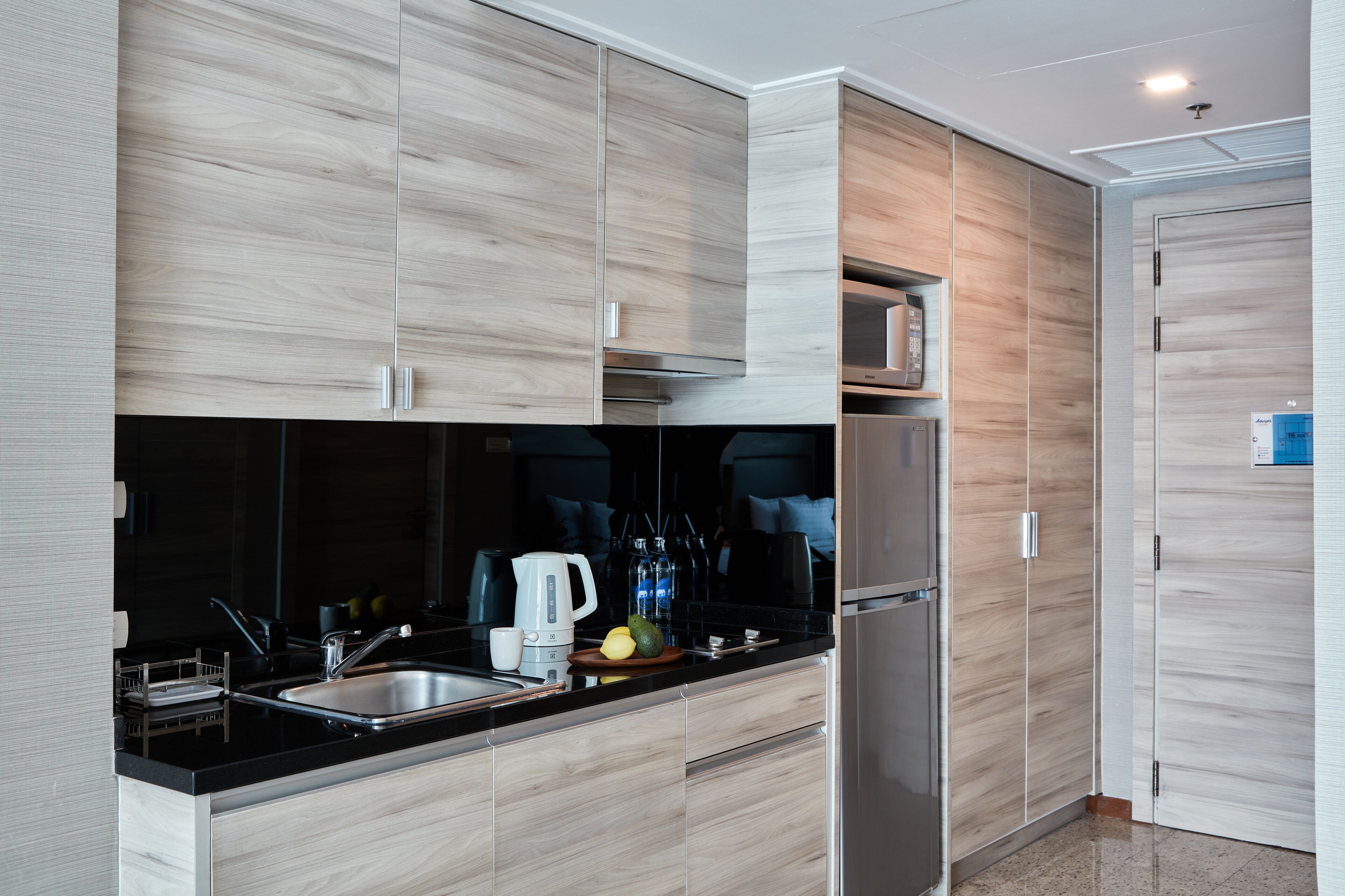 studio twin room | private kitchen | fridge, microwave, stovetop, coffee/tea maker