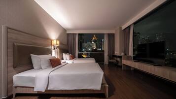 Studio Twin Room | In-room safe, desk, laptop workspace, blackout curtains