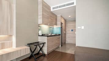 Studio | Private kitchenette | Fridge, microwave, stovetop, coffee/tea maker