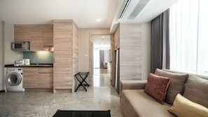 One Bedroom Suite | Cocina básica privada | Frigorífico, microondas, placa de cocina y cafetera o tetera