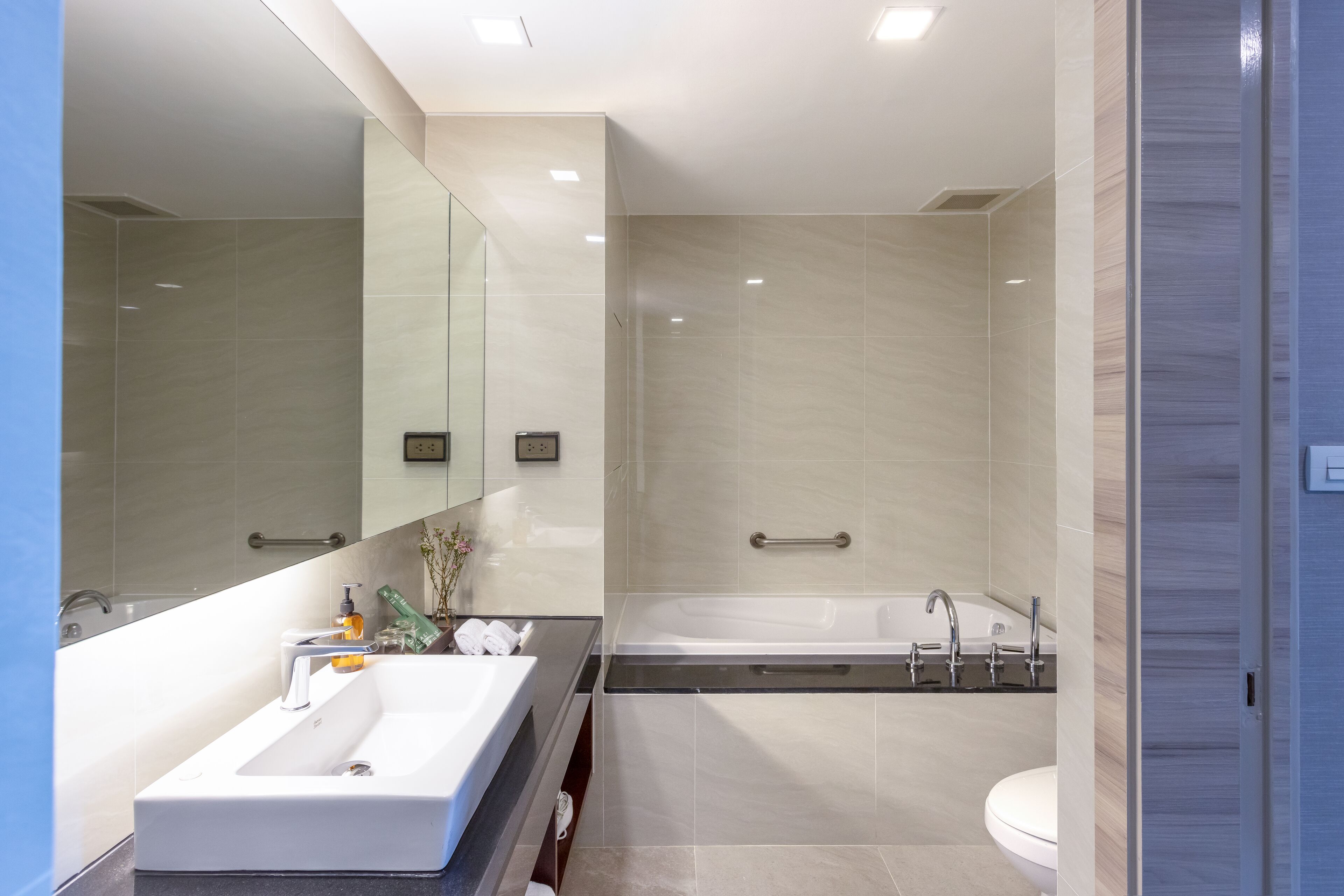 one bedroom premier | bathroom | free toiletries, hair dryer, bathrobes, slippers