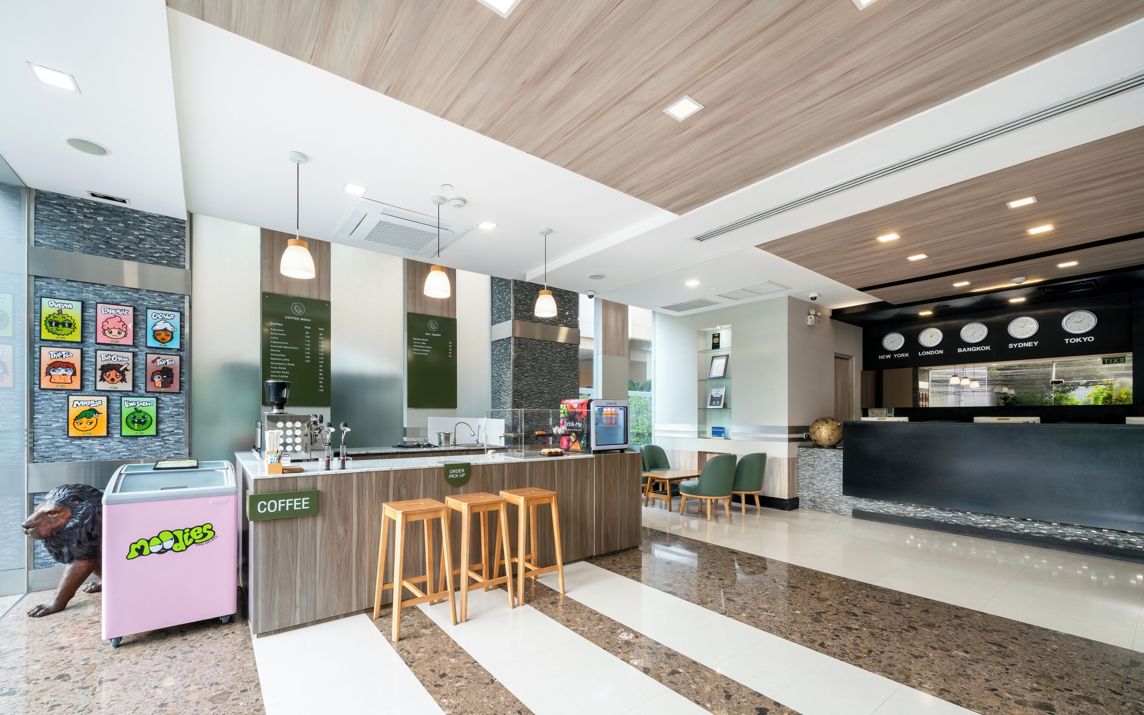 Ein modernes Café-Interieur mit einer Theke, Hockern und einer Speisekarte.