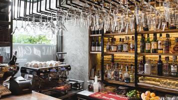 Restaurante con mesas al aire libre