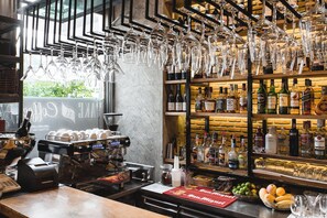 Con mesas al aire libre 