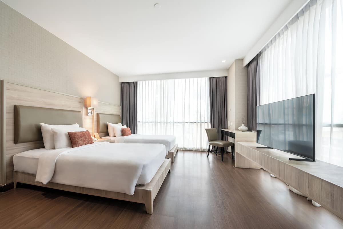 Studio Twin Room | In-room safe, desk, laptop workspace, blackout drapes