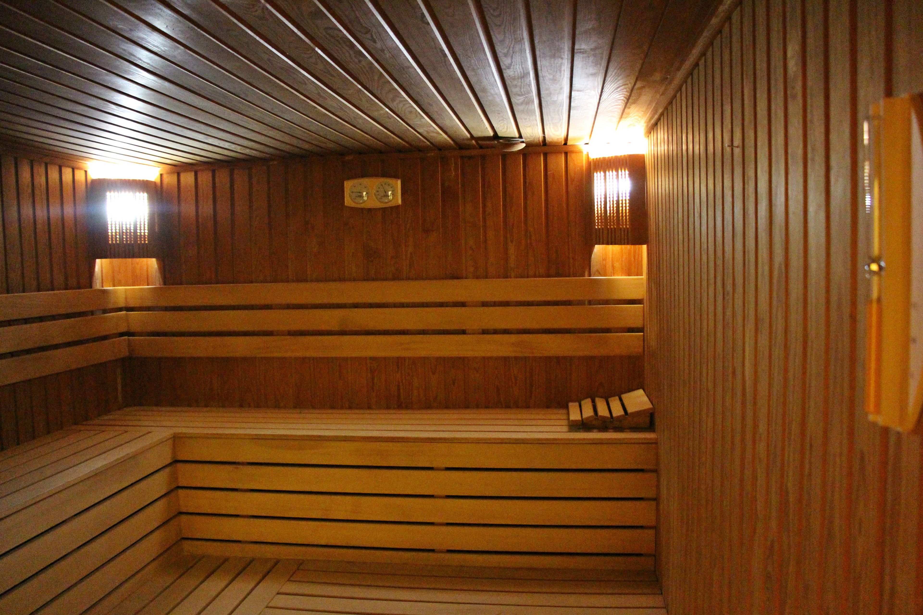 Un sauna avec des bancs en bois et des parois à lattes.