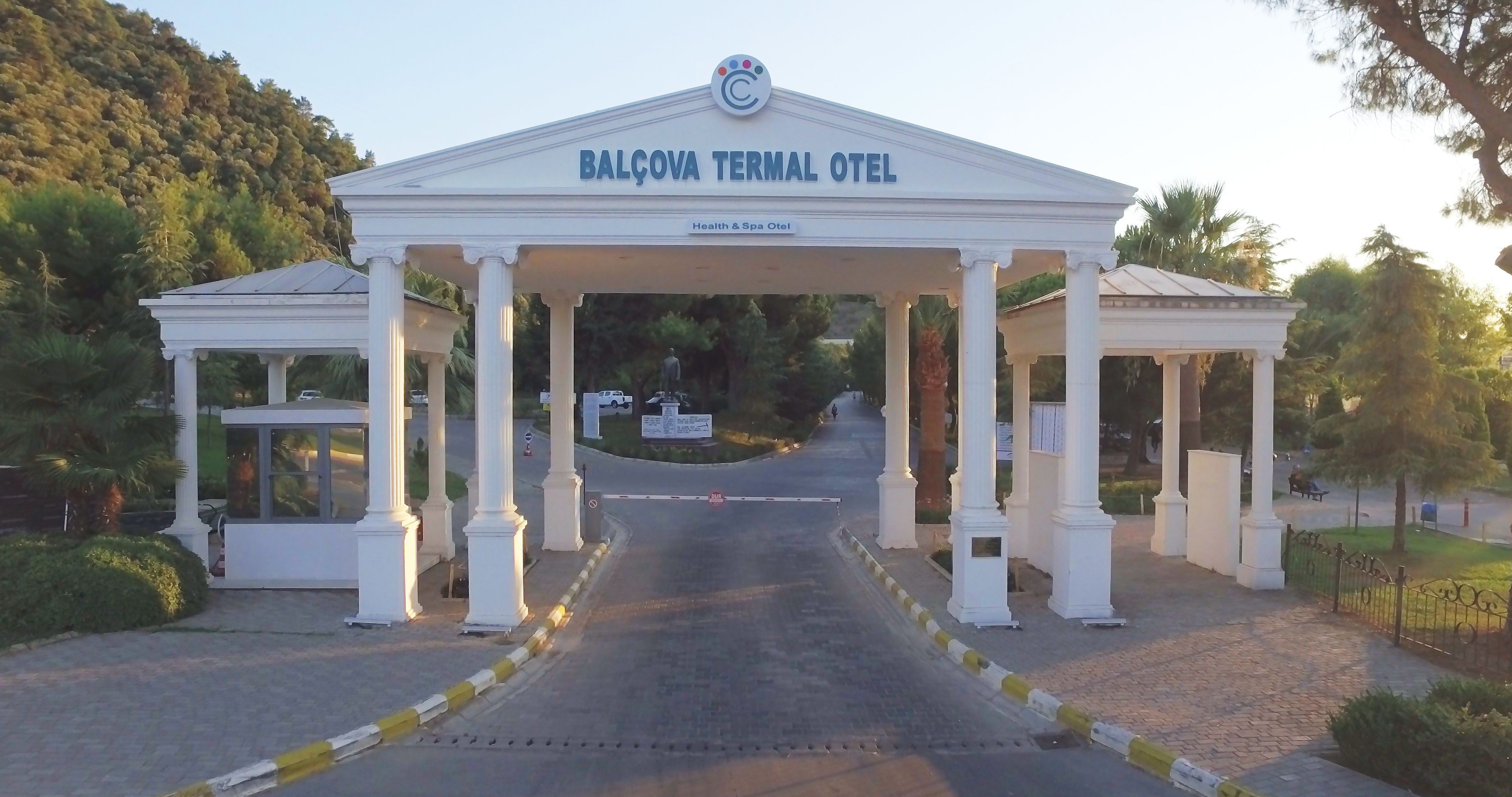 Eingang des Balçova Terminal Hotels mit überdachter Passage und Säulen.