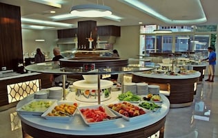 Her gün açık büfe kahvaltı (kişi başı 450 TRY) 