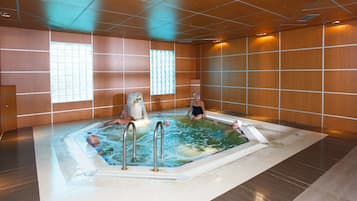 Indoor spa tub