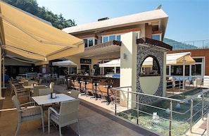 Poolside bar
